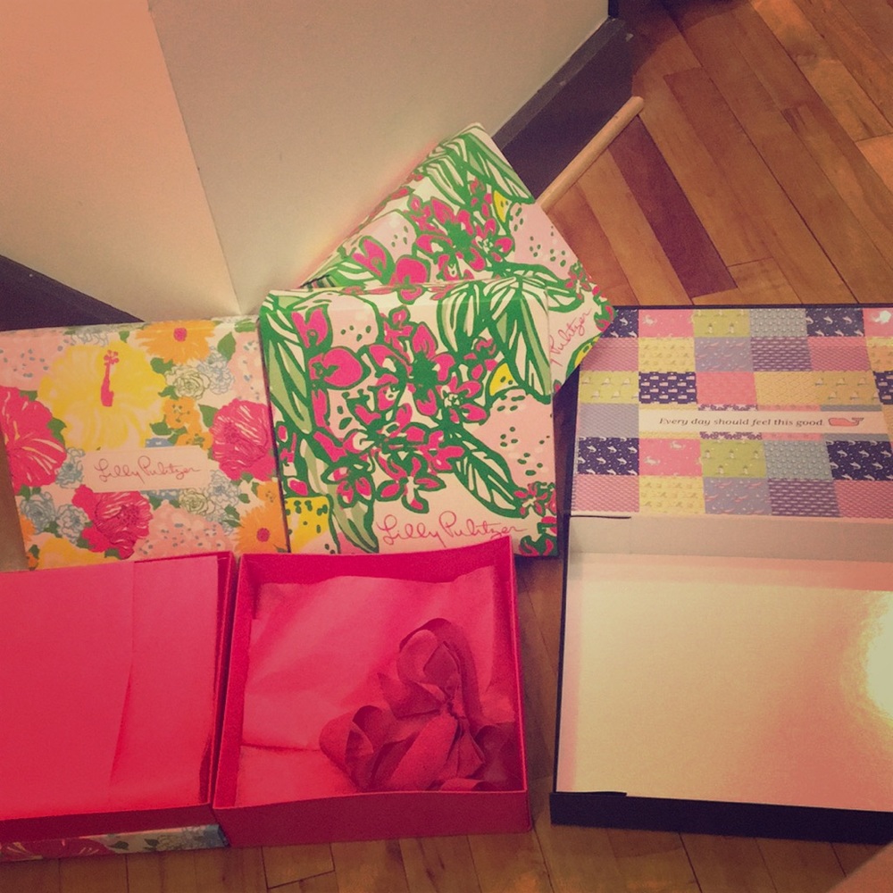 4 Lilly Pulitzer + 1 Vineyard Vines box